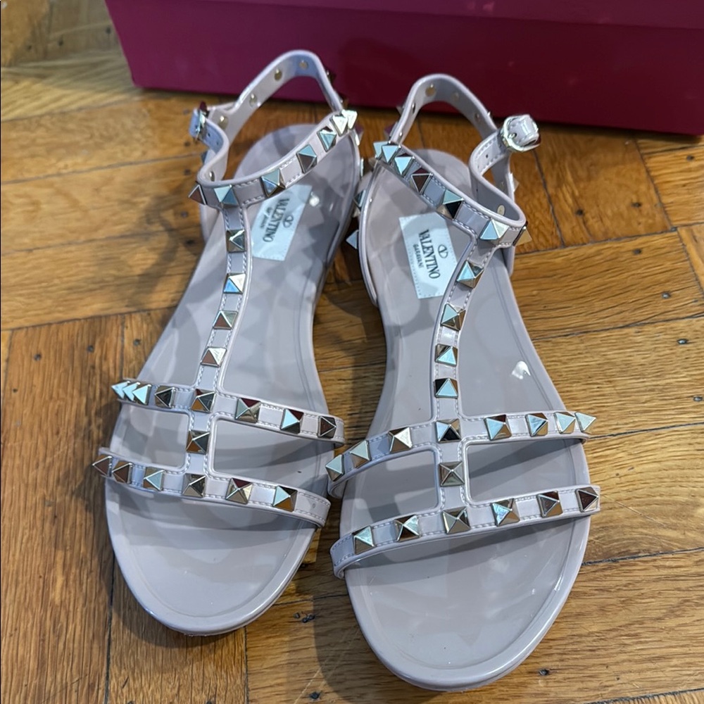 Valentino Garavani ROCKSTUD FLAT RUBBER SANDAL - Picture 3 of 6